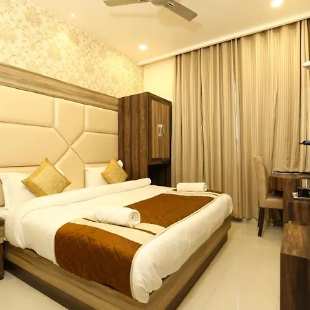 Hotel Malhotra Inn 50 Meter From Golden Temple-3