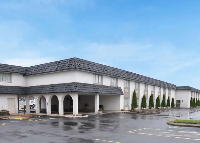 3 star hotel: Magnuson Hotel East Sandusky