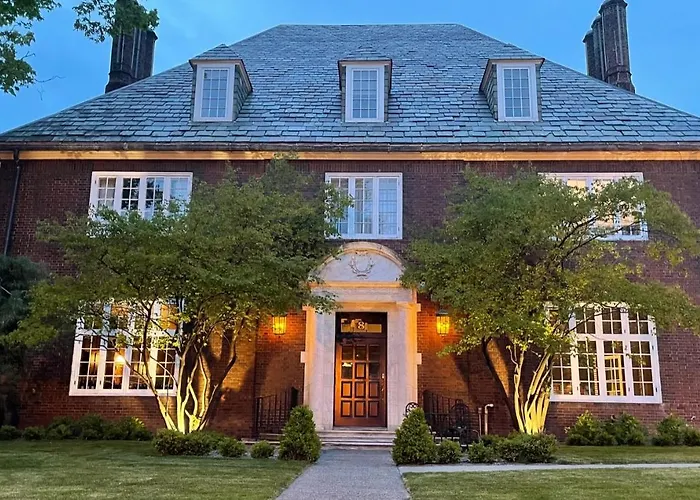 The Argus Hotel & Cocktail Lounge