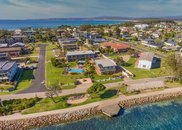Cheap hotel: The Retreat Lakeside Merimbula