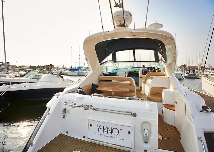 Campsite: Y-Knot-Two Bedroom Luxury Motor Boat In Lymington