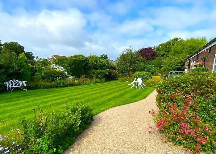 The Coast Yard B & B And Garden Chalets