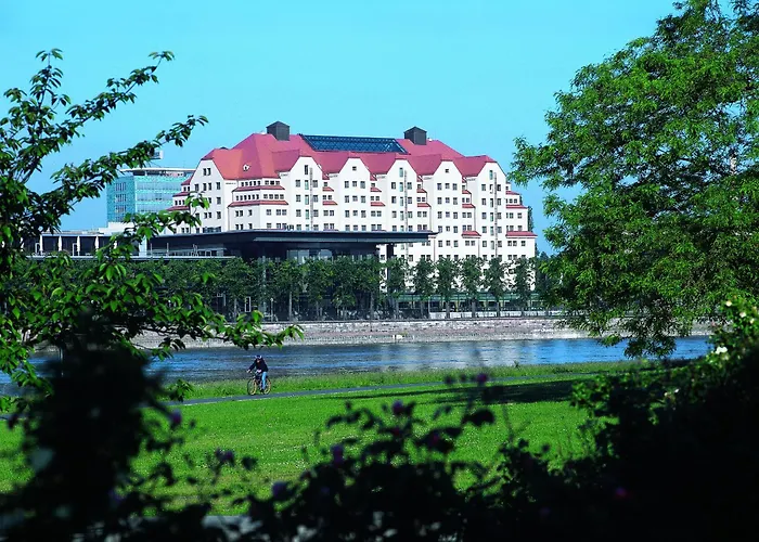 Central hotel: Maritim Hotel Dresden