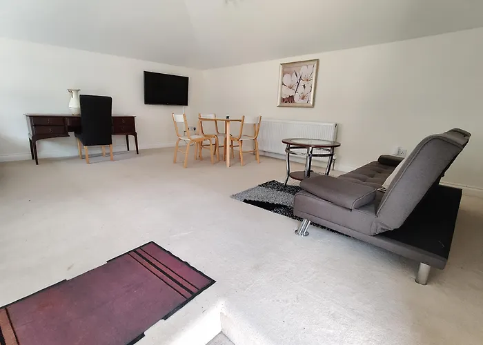 Guests house Wentworth House - Free Parking