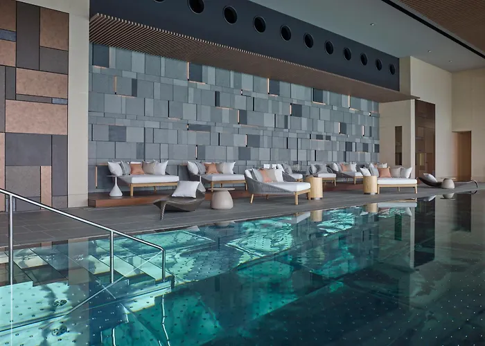 Central hotel: Four Seasons Hotel Tokyo At Otemachi