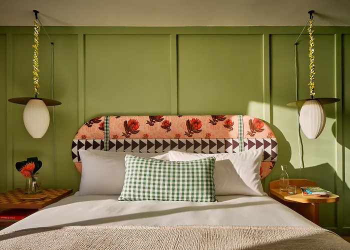 Wayfinder Waikiki - Voted Top 10 Best Hotels In Hawaii!