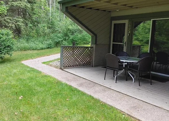 Akiskinook Sandy Beach Lakefront ! Tennis, Pickle, Basket Ball Courts, Indoor Pool, Hot Tub, Squash Court! Short Drive To Radium Or Fairmont Hot Springs!