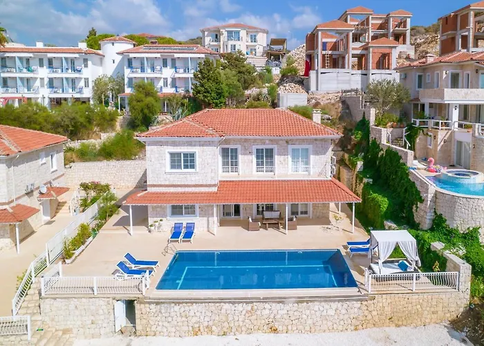 Villa met zwembad: La Kumsal Denize Sifir Ve Oezel Havuzlu Dubleks Suit