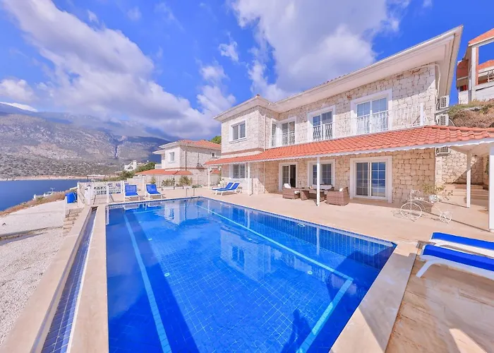 Villa met zwembad: La Kumsal Denize Sifir Ve Oezel Havuzlu Dubleks Suit