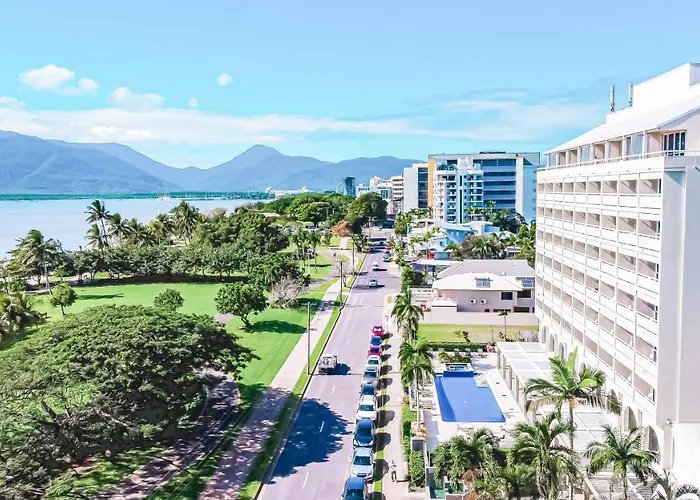 Сity center hotels Cairns Harbourside
