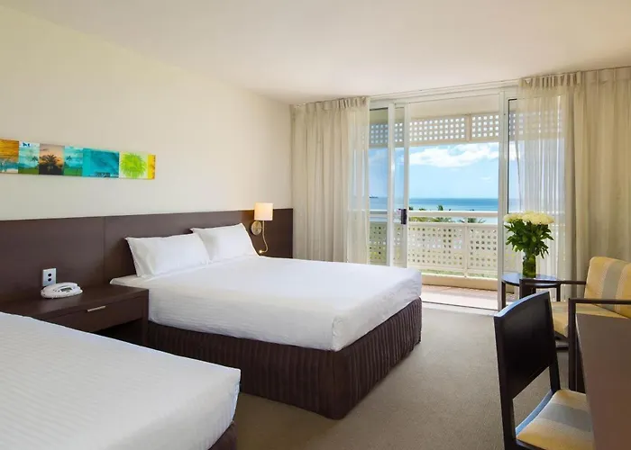 Сity center hotels Cairns Harbourside