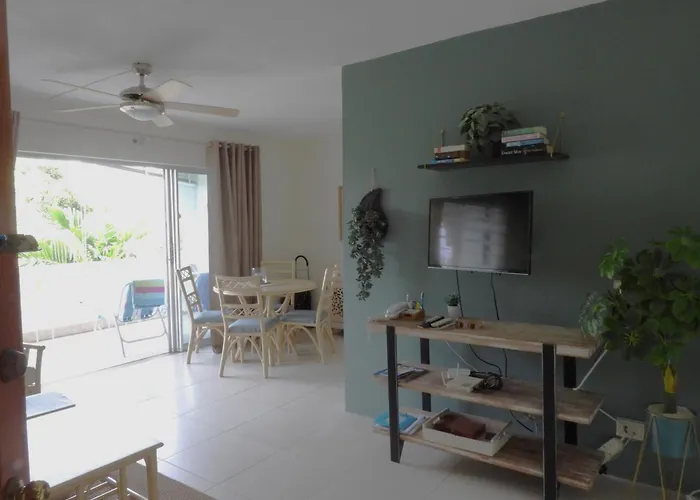 Hotel near College: Golden View Apartment