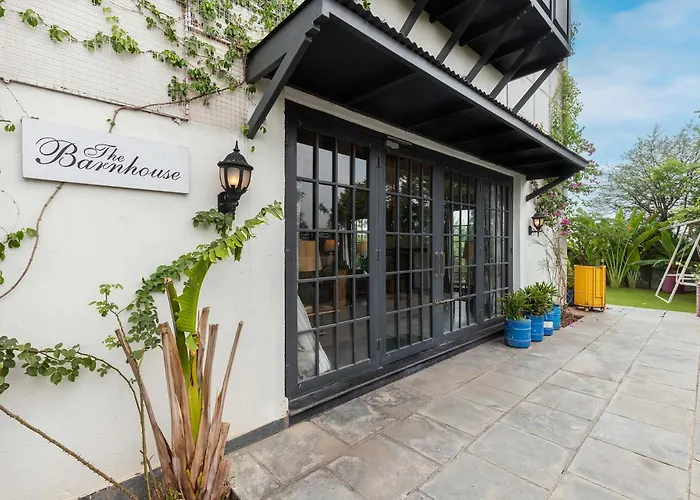 Stayvista'S The Barn House - Farm-View Villa With With Bonfire, Indoor Pool & Bar