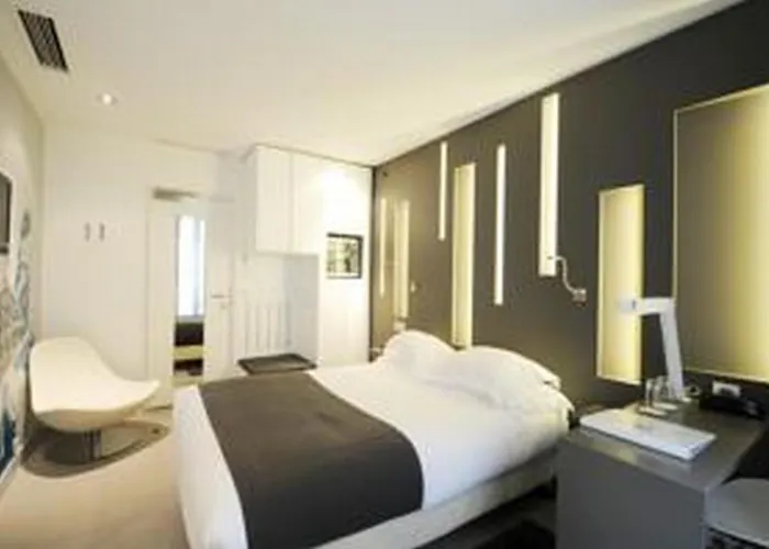Hotel mit Hund Arc De Triomphe Etoile
