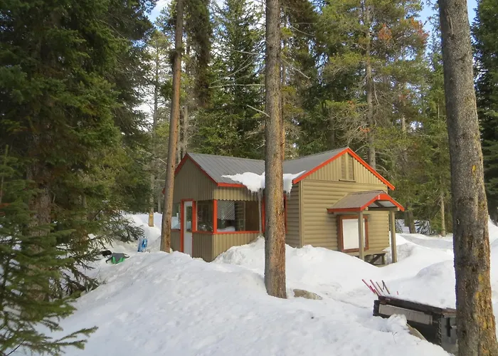 Hotel near College: Hi Mosquito Creek - Wilderness Hostel
