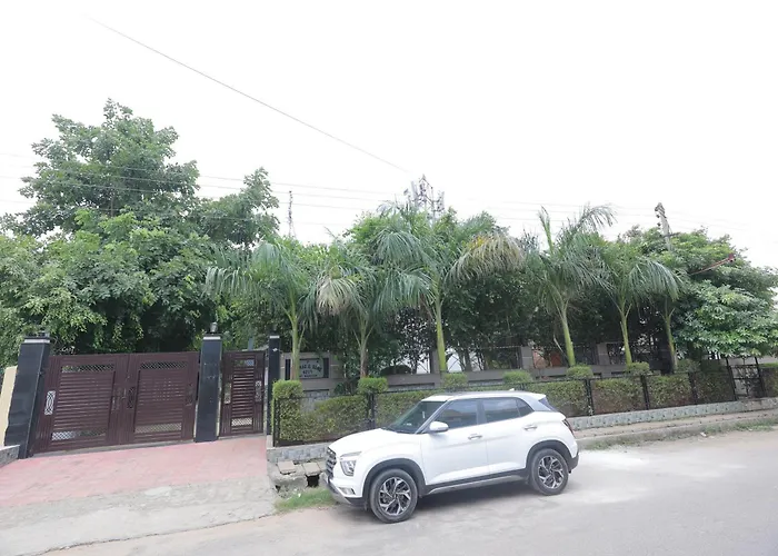 Cheap hotel: The Leela'S Paradise