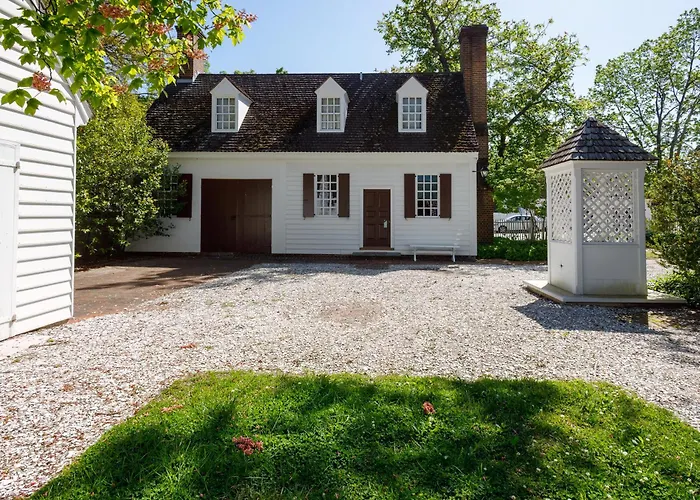 Colonial Houses, An Official Colonial