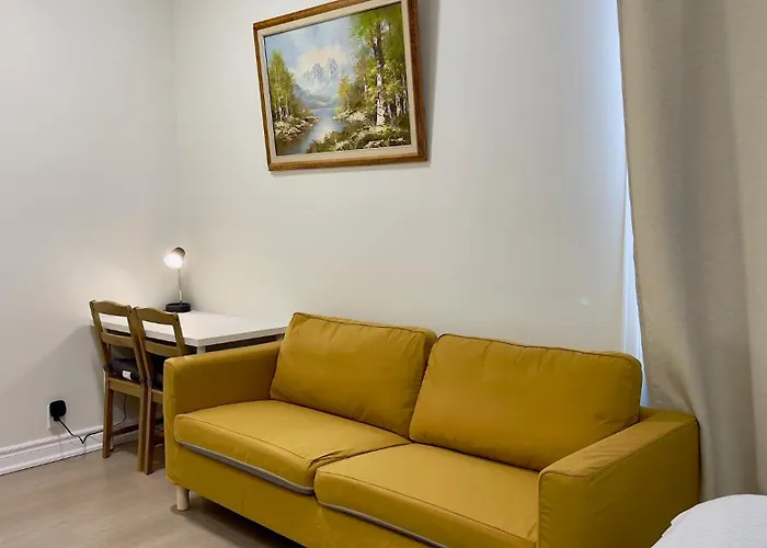 Guest house: Warm Downtown Home