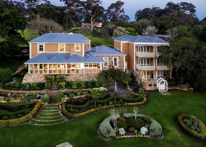 Hotel with Tennis: Grand Mercure Basildene Manor