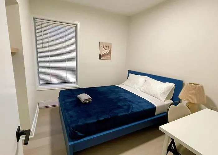 Guest house: Warm Downtown Home