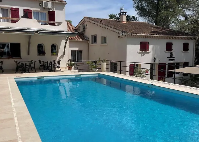 Villa avec piscine: Hôtel Le Mas des Ecureuils