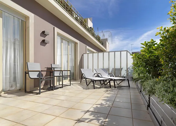  Holiday Suites