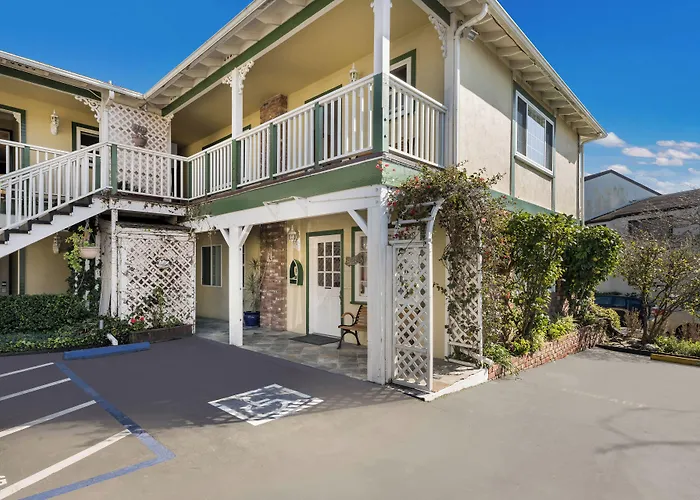 Motel: Carmel Inn & Suites