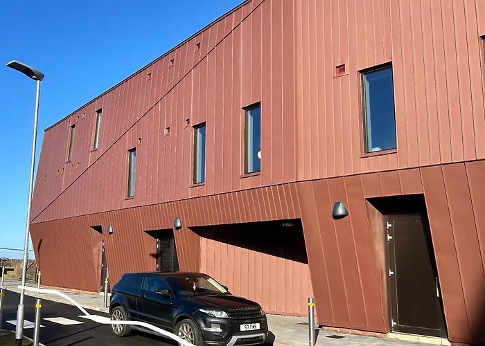 Family Hotel: The Edge