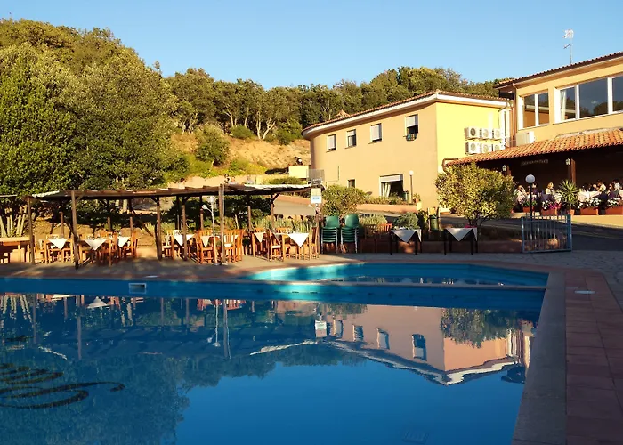 Hotel con piscina: Pausania Inn