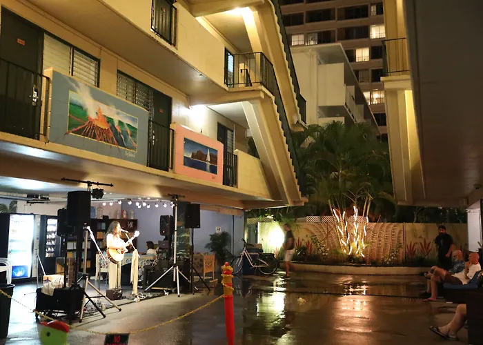 Waikiki Beachside