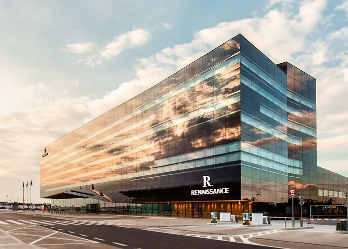 Hotel Con Piscina Renaissance Warsaw Airport