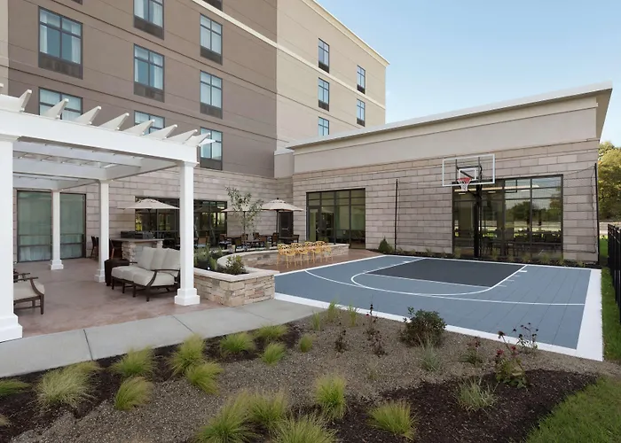 Hotel with pool: Tru By Hilton Albany Crossgates Mall