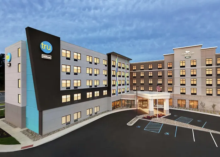 Hotel with pool: Tru By Hilton Albany Crossgates Mall
