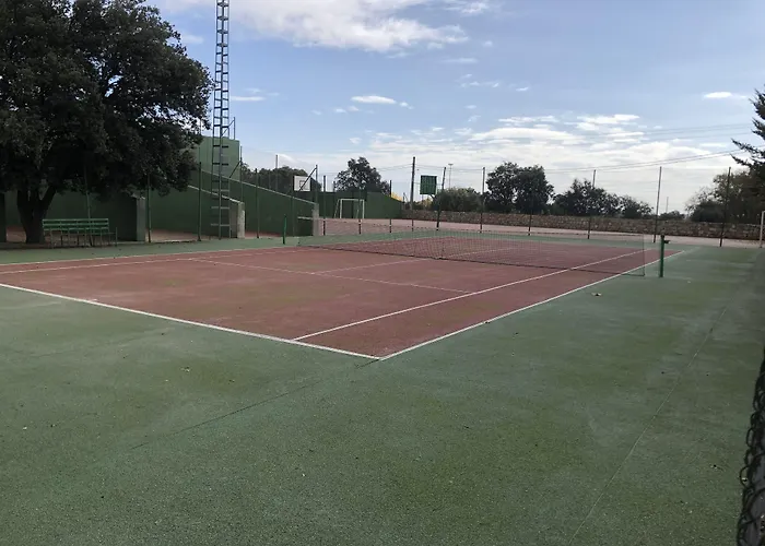 Hotel cerca del colegio: Camping Pico De La Miel