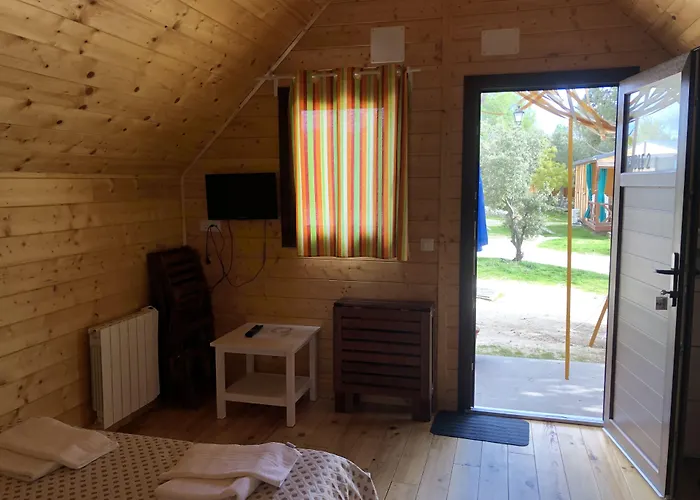 Hotel cerca del colegio: Camping Pico De La Miel