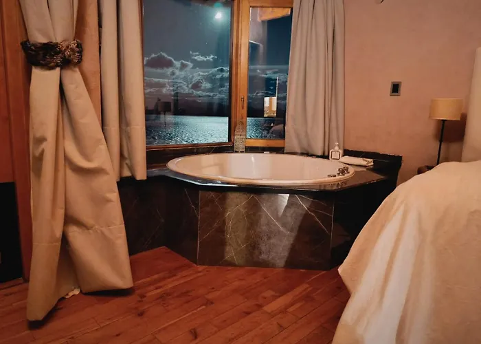 Hotel with pool: Lirolay Suites - Apart Hotel
