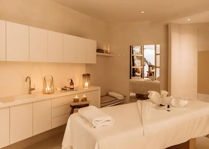 Luxury hotel only: Monument Hotel