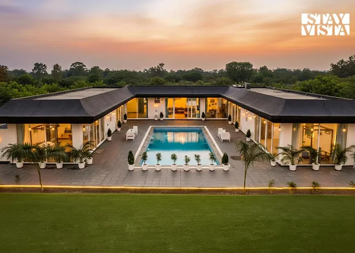 Stayvista'S Kundan - Pet-Friendly With Sprawling Lawn, Outdoor Pool