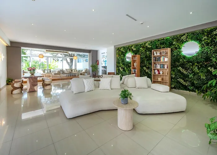 Pet Friendly hotel: Palm Beach Hotel - Adults Only