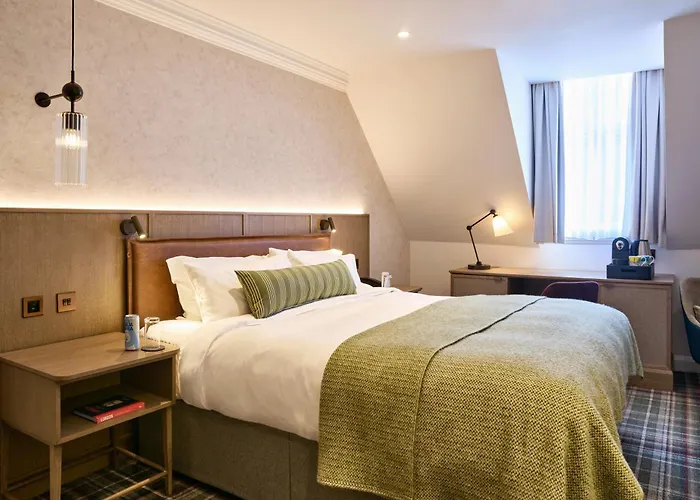 Hotel near College: Radisson Blu Hotel, London Tottenham Court Road