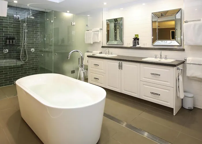 Hotel with Tennis: Grand Mercure Basildene Manor