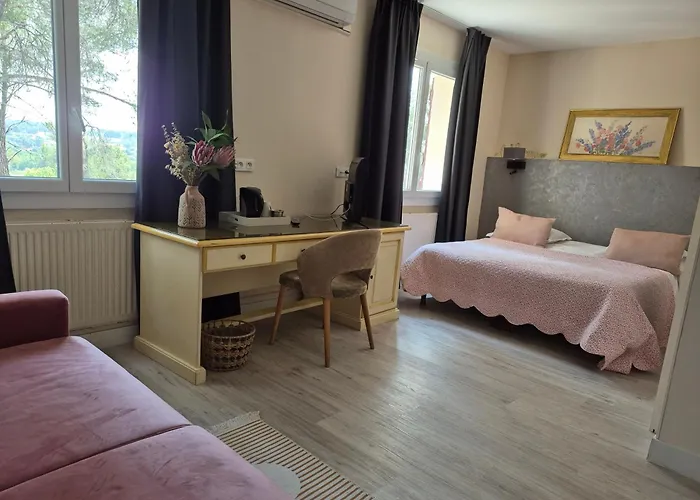 Villa avec piscine: Hôtel Le Mas des Ecureuils