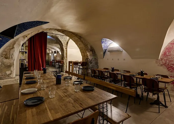 Hotel near College: Vertigo Hostel