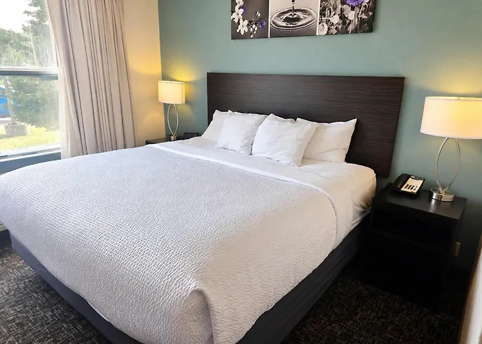 Hotels with pool Sleep Inn & Suites Near Spirit Mountain