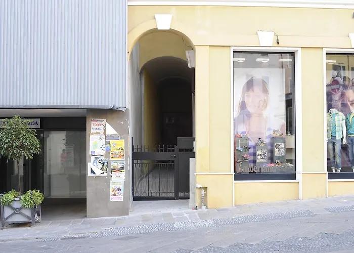 Piazza Azuni 18