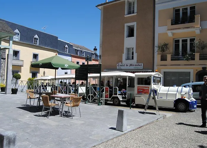 Logis Hôtel Castel de Mirambel