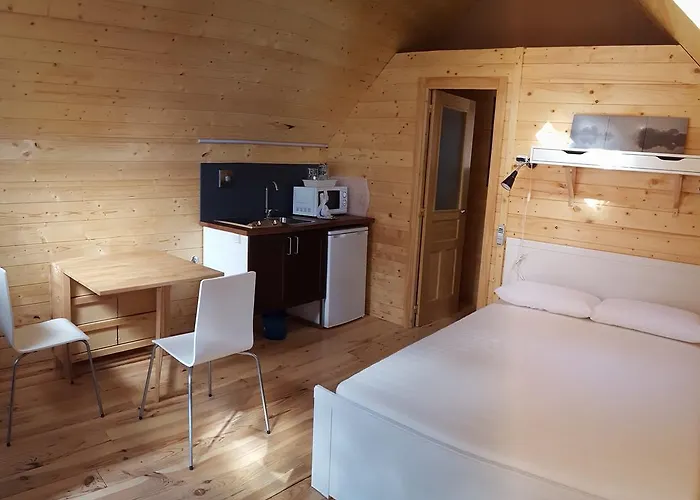 Hotel cerca del colegio: Camping Pico De La Miel