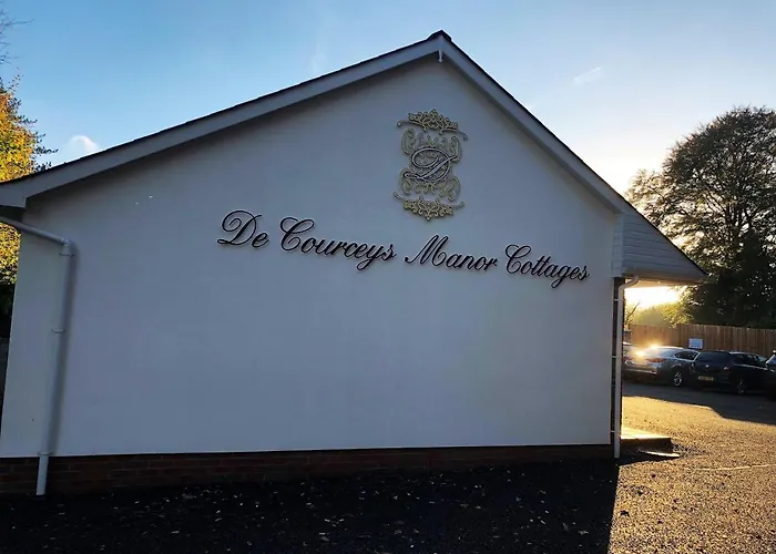 De Courceys Manor Suites & Cottages