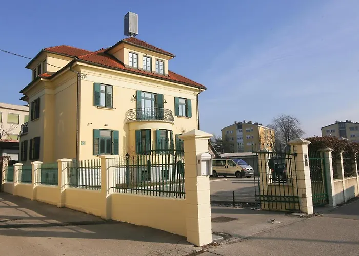  Vila Katrca