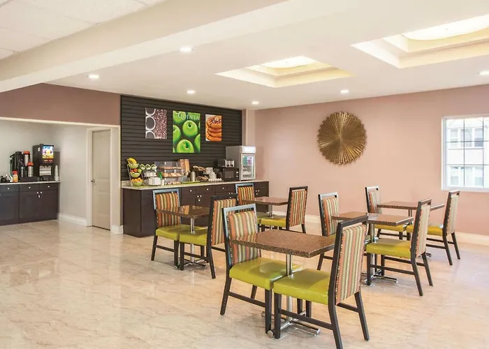La Quinta Inn & Suites Far Rockaway - Beach
